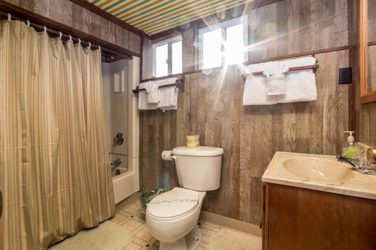 Elbow'S Inn Rockaway Beach Extérieur photo
