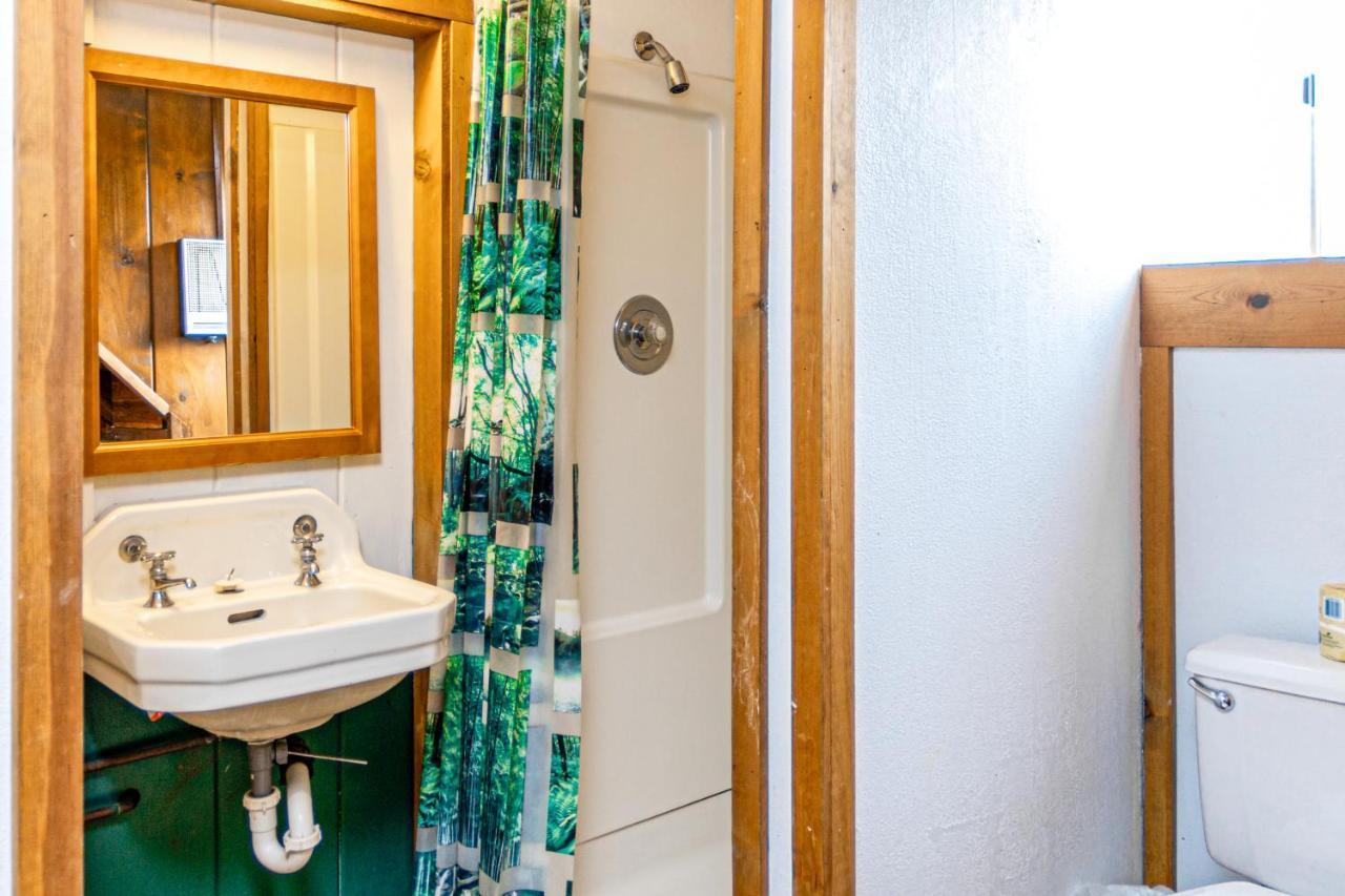 Elbow'S Inn Rockaway Beach Extérieur photo